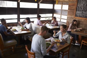 Clienti che mangiano in un ristorante con un'atmosfera accogliente.
