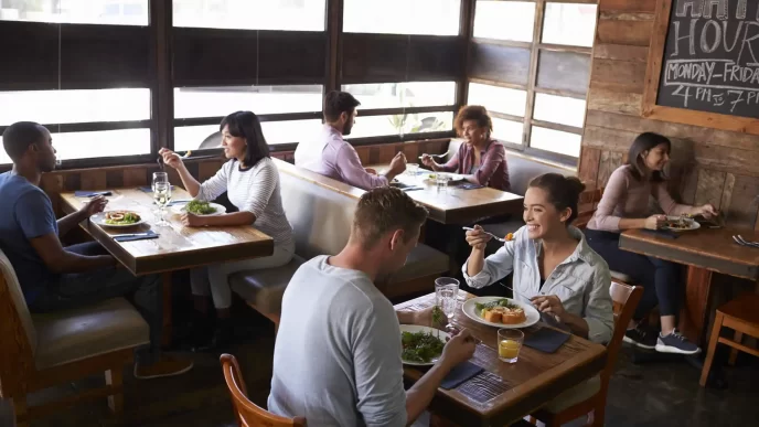Clienti che mangiano in un ristorante con un'atmosfera accogliente.