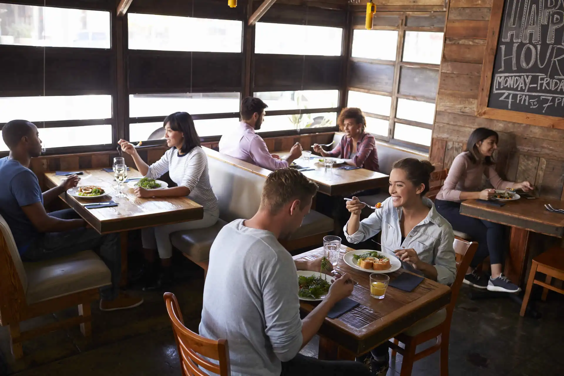 Clienti che mangiano in un ristorante con un'atmosfera accogliente.