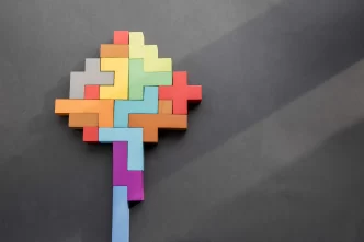 Albero formato da pezzi colorati di Tetris su sfondo nero.