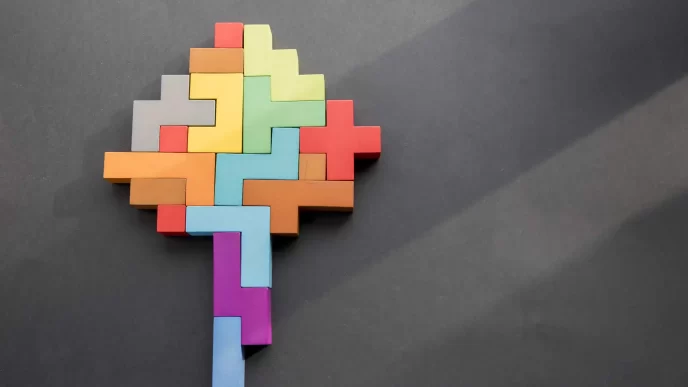 Albero formato da pezzi colorati di Tetris su sfondo nero.