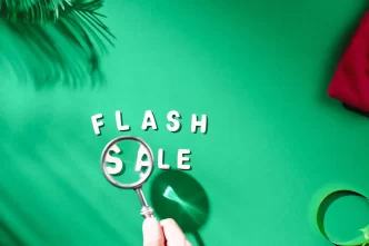 Scritta 'FLASH SALE' con lente di ingrandimento su sfondo verde.