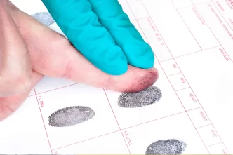 Mano che prende l'impronta digitale su un modulo.
