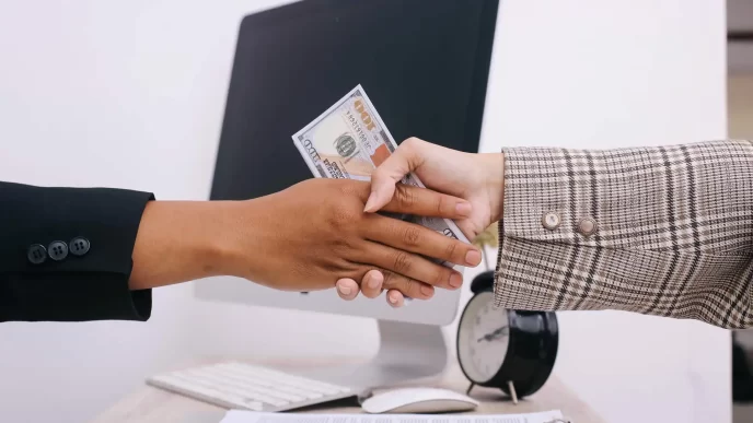 Due persone si stringono la mano