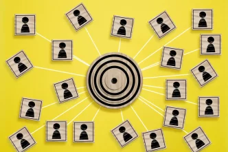 Immagine di bersaglio con collegamenti a icone di persone su sfondo giallo.