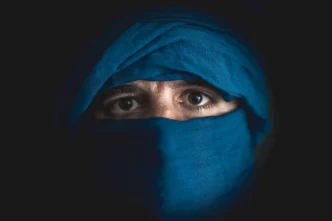 Persona a viso coperto di stoffa blu