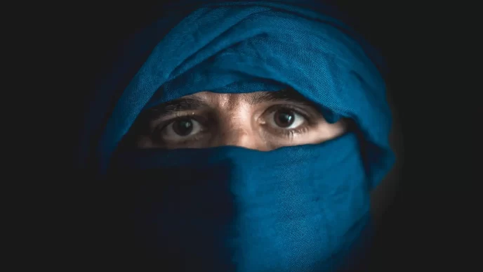 Persona a viso coperto di stoffa blu