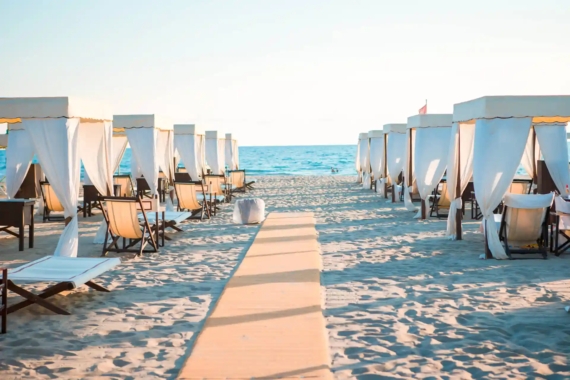 Spiaggia con lettini e ombrelloni.