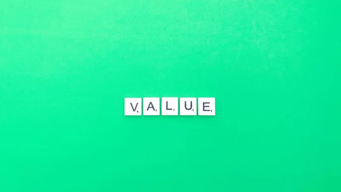 Parola 'VALUE' formata da lettere Scrabble su sfondo verde.