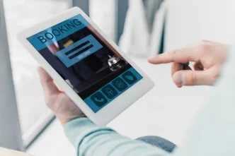Mano che utilizza un tablet per prenotare un hotel.