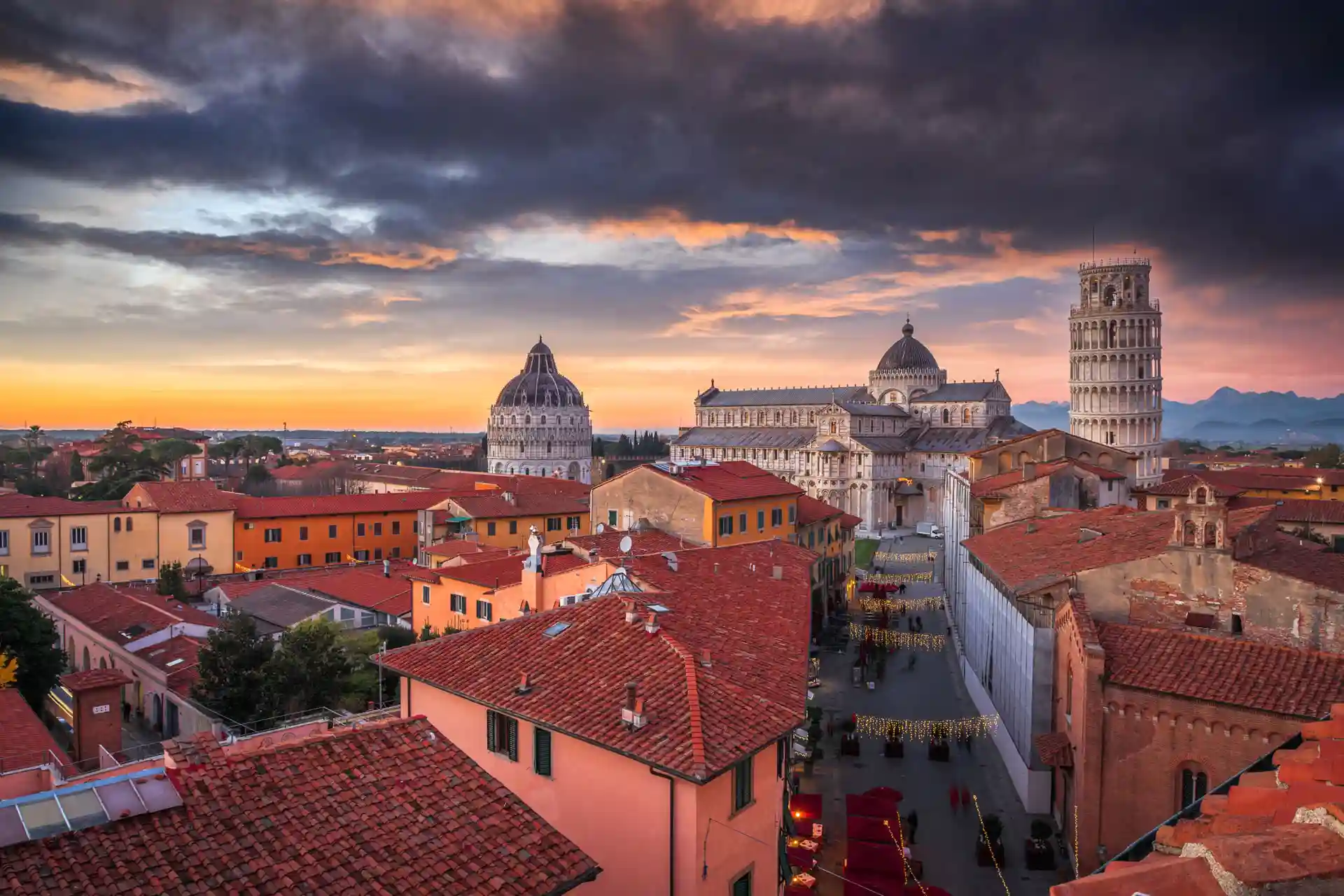 Pisa, la città vecchia con la cattedrale e la torre.