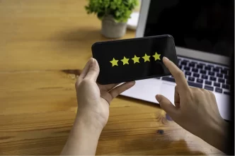Persona che lascia una recensione a 5 stelle su un cellulare.