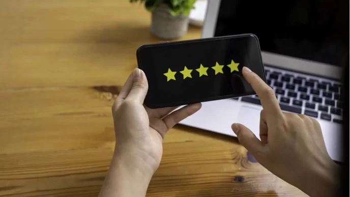 Persona che lascia una recensione a 5 stelle su un cellulare.