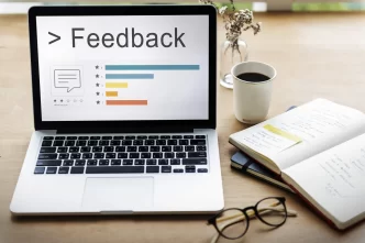 Pc sulla scrivania, sullo schermo viene visualizzato le statistiche di feedback.