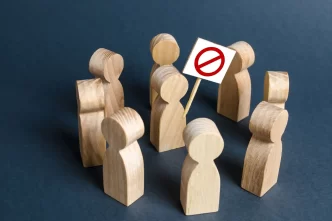 Figura stilizzata di persone con un cartello di divieto, che rappresenta una recensione inappropriata segnalata.