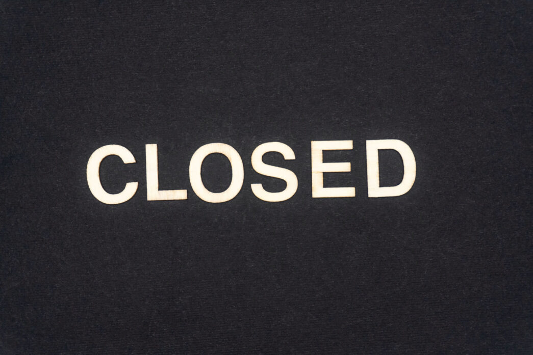 Scritta 'Closed' su sfondo scuro