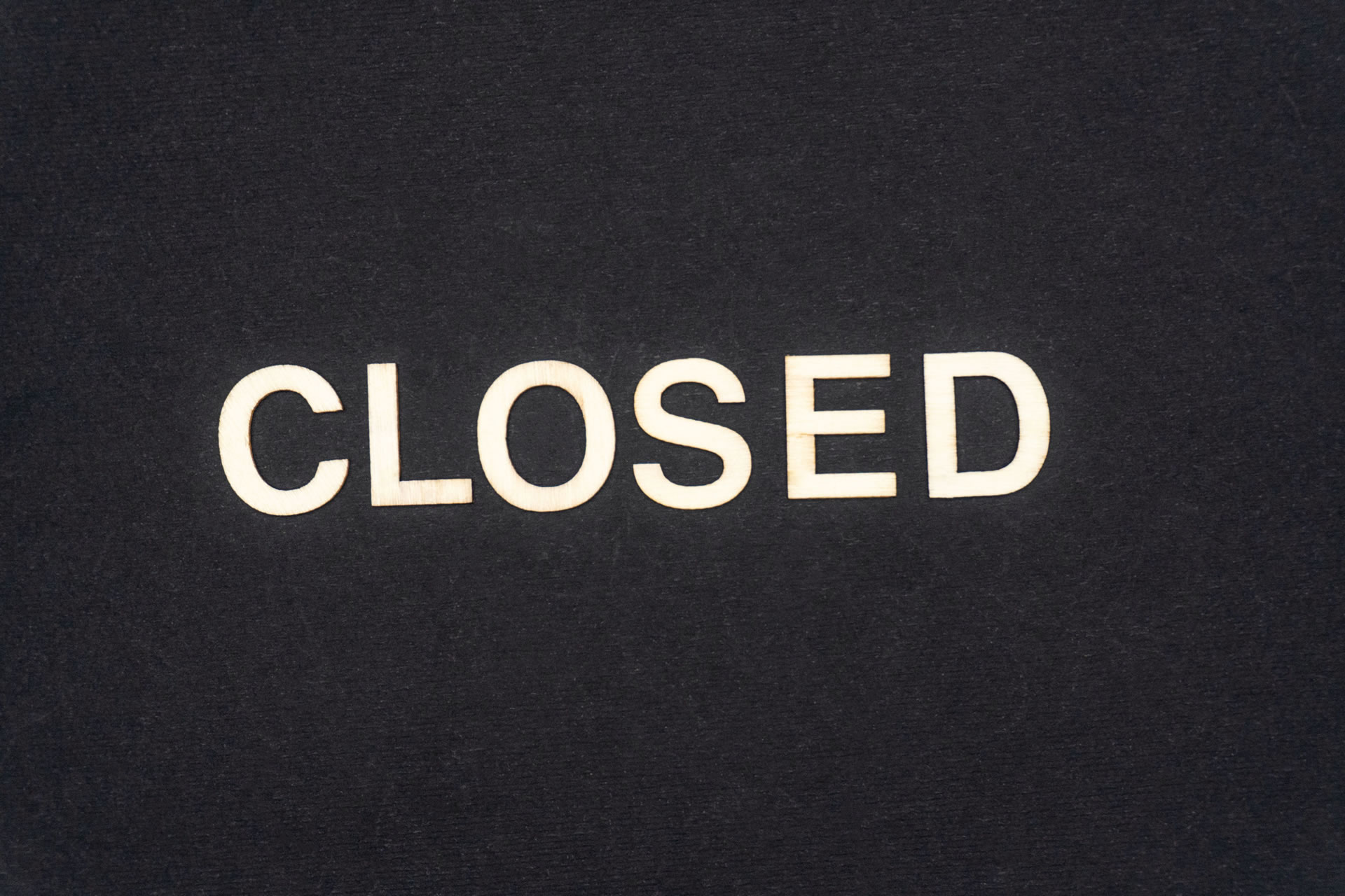 Scritta 'Closed' su sfondo scuro