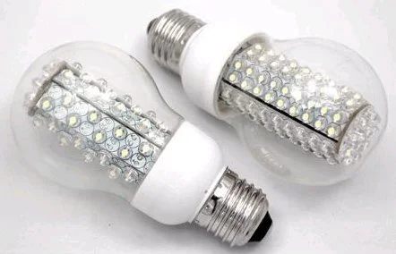 Due lampadine a LED su sfondo bianco