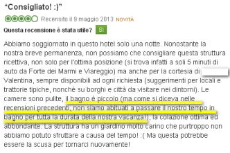 Recensione positiva di un soggiorno in hotel, menzionando un bagno piccolo e la disponibilità del personale.