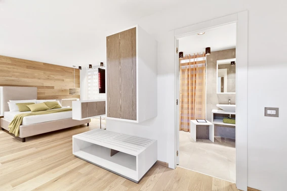Camera d'albergo con letto matrimoniale e vista sul bagno.