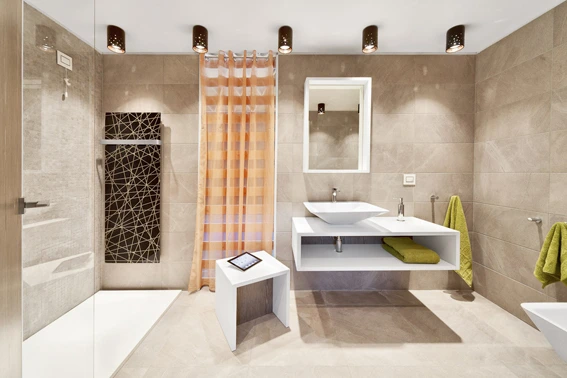 Bagno d'albergo con doccia, lavabo e decorazioni moderne.