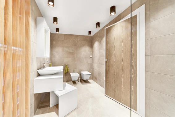 Bagno d'albergo con lavabo, bidet e sanitari moderni.