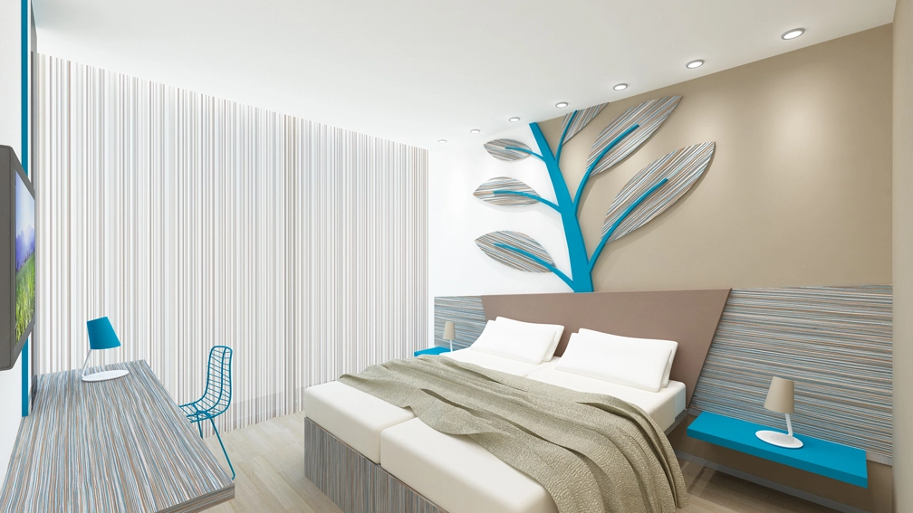 Camera d'hotel con letto matrimoniale, decorazioni a tema natura in colore blu e arredamento moderno.