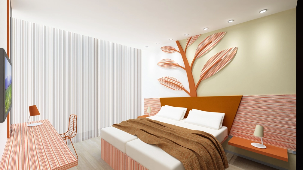 Camera d'hotel con letto matrimoniale, decorazioni a tema natura in colore arancione e arredamento accogliente.