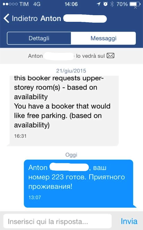 Messaggio su Pulse di Booking.com con richiesta di stanza ai piani superiori e parcheggio gratuito.