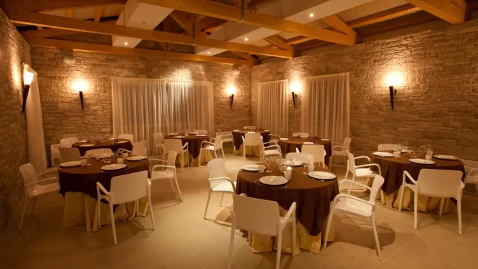 Sala Ristorante con tavoli e sedie.
