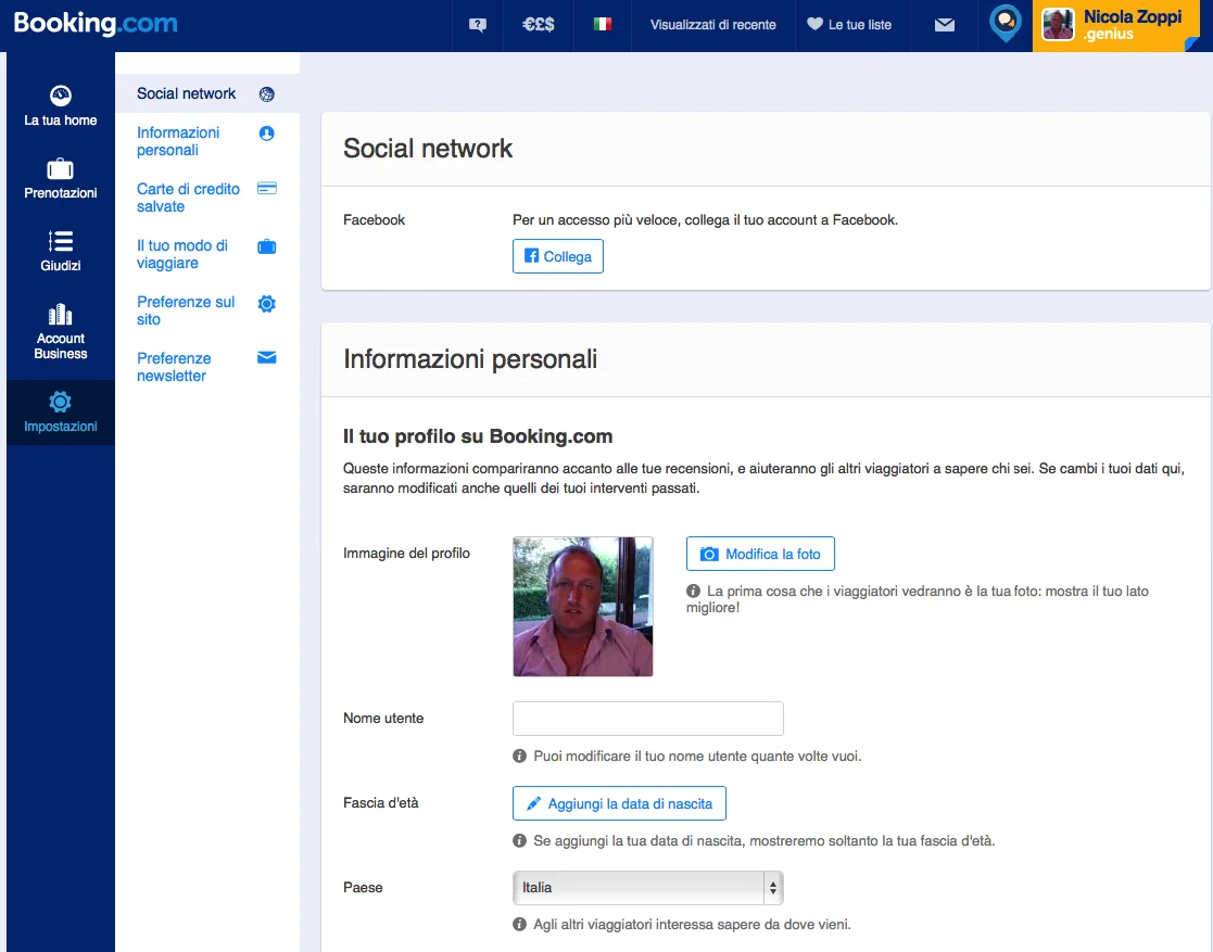 Pagina informazioni personali e social network su Booking.com con opzioni per collegare Facebook e modificare il profilo.