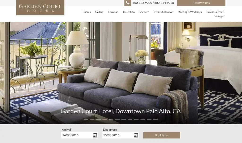 Soggiorno dell'hotel Garden Court a Palo Alto con divano e balcone.