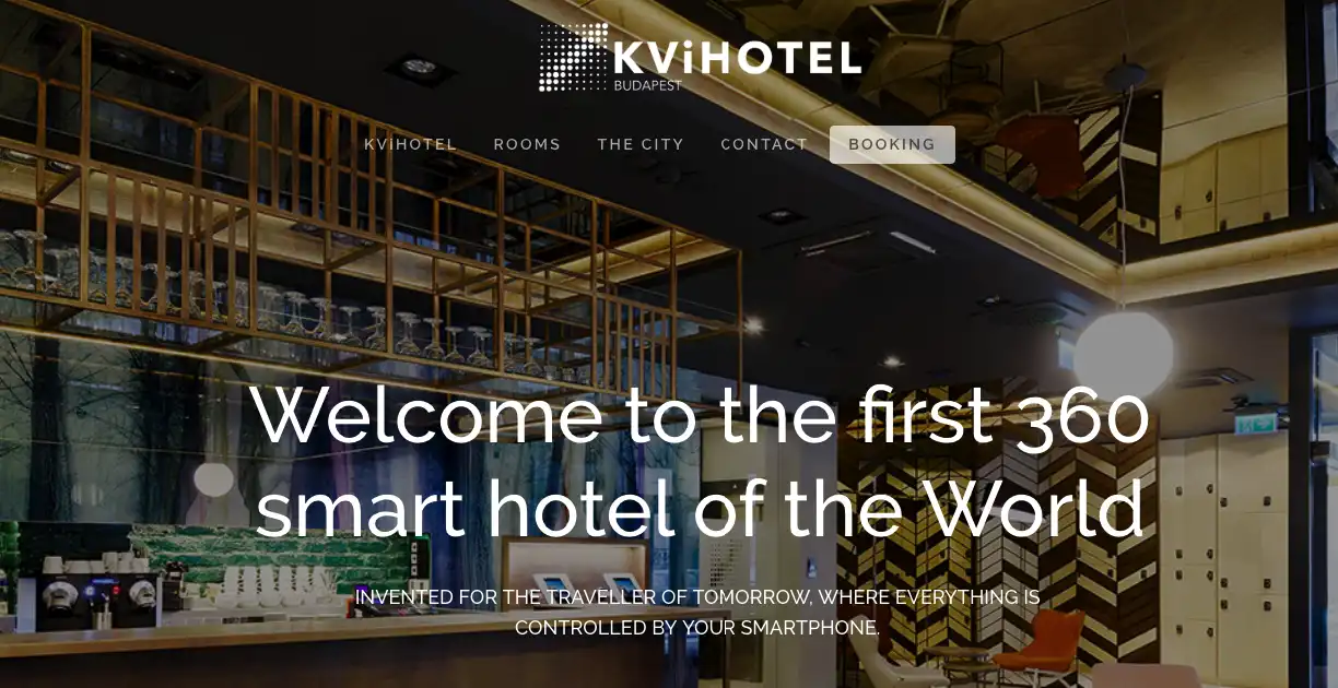Pagina principale del KViHotel Budapest con slogan "Welcome to the first 360 smart hotel of the World".