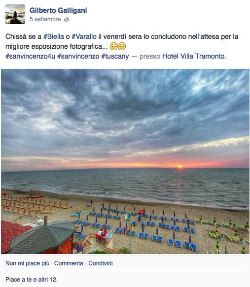 Spiaggia di San Vincenzo con ombrelloni al tramonto, presso Hotel Villa Tramonto.