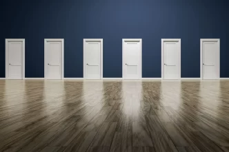 Scelta multipla rappresentata da una stanza con cinque porte chiuse, simbolo di diverse opzioni o percorsi.
