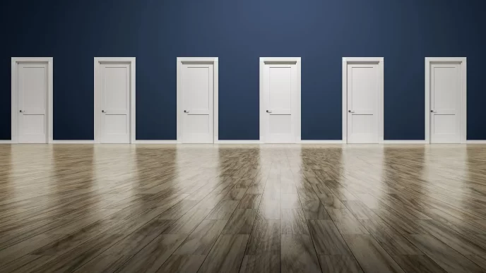 Scelta multipla rappresentata da una stanza con cinque porte chiuse, simbolo di diverse opzioni o percorsi.