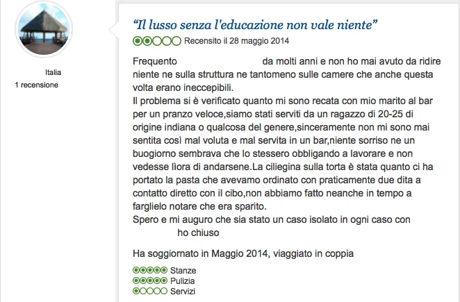 Recensione negativa su un hotel, lamentando il servizio scortese ricevuto durante un pranzo.