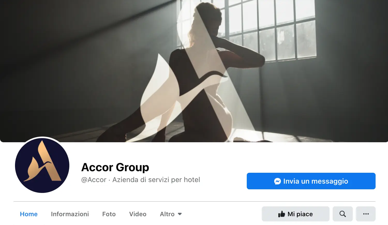 Pagina Facebook di Accor Group con l'immagine di una persona che pratica yoga e il logo di Accor.
