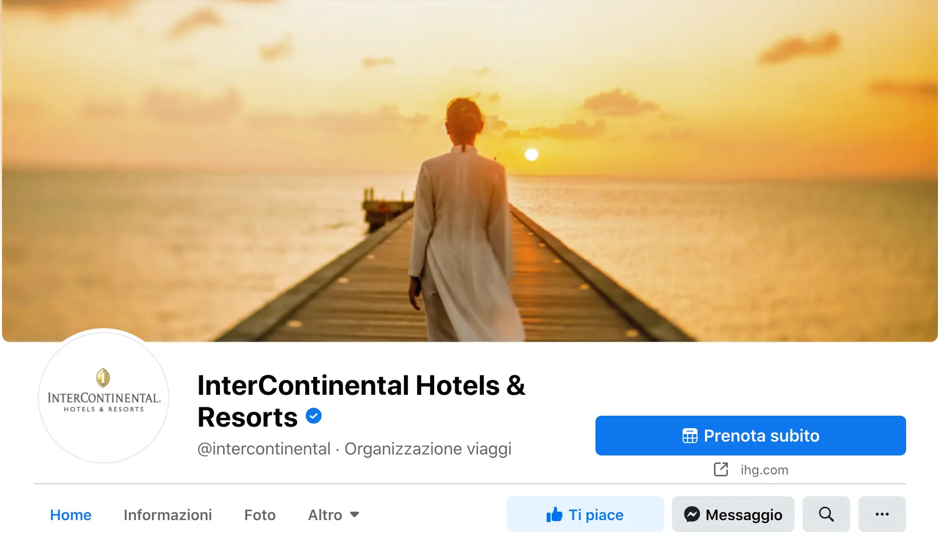 Pagina Facebook di InterContinental Hotels & Resorts con l'immagine di una persona che cammina su un molo al tramonto.
