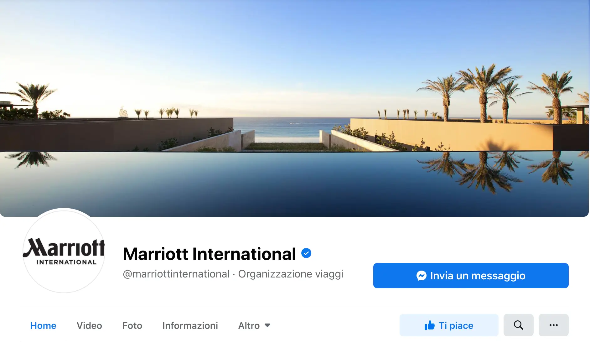 Pagina Facebook di Marriott International con l'immagine di una piscina a sfioro che si affaccia sul mare.