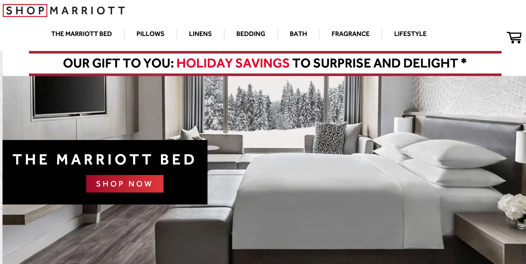Pagina promozionale di Marriott Shop con l'offerta di risparmi per le vacanze, mostrando una camera d'albergo con vista su un paesaggio innevato.
