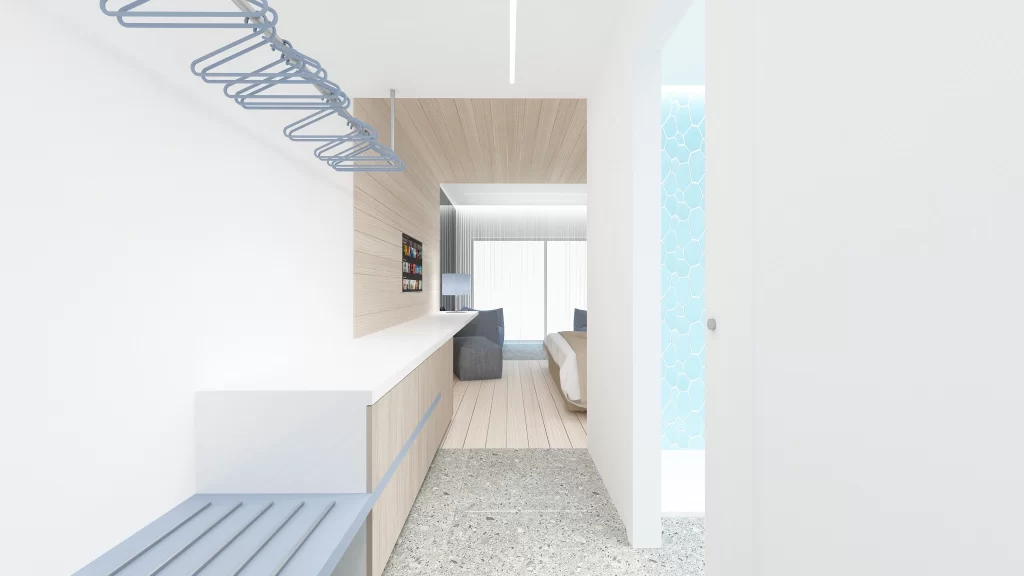 Corridoio di un hotel moderno con appendiabiti blu, pavimento chiaro e vista verso una camera luminosa con dettagli in legno e una parete a mosaico azzurro.