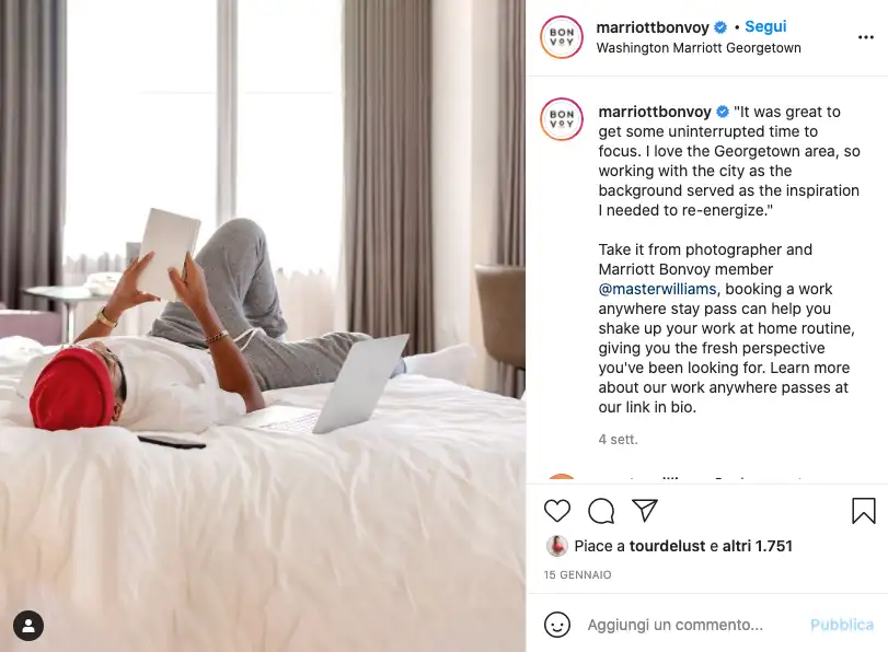 Persona che lavora su un letto in una camera d'hotel Marriott, evidenziando la flessibilità del lavoro ovunque.